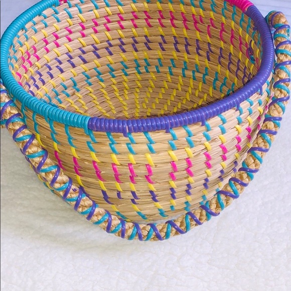 Round Basket with multicolor strings NWOT - Picture 4 of 6